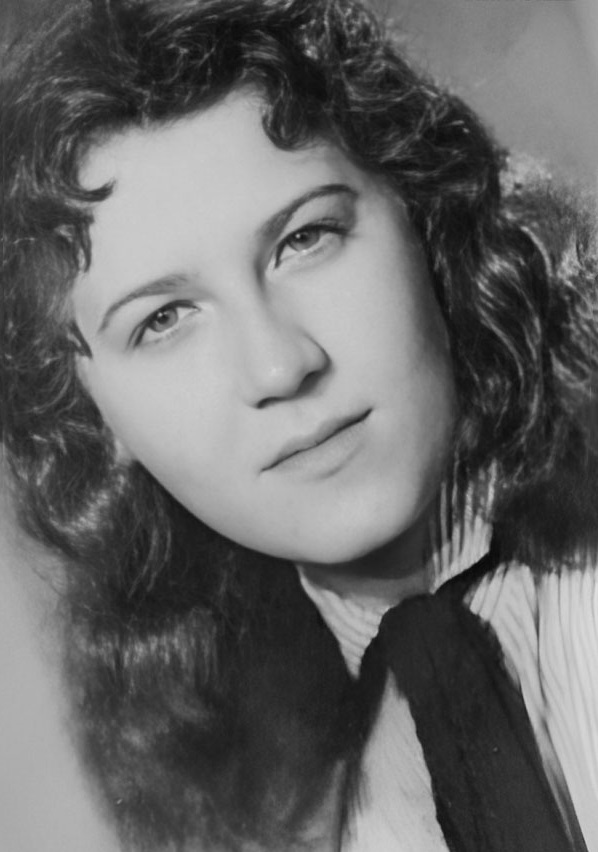 's tweet image. Hassiba Ben Bouali (1938-1957)... Elle aurait eu 86 ans ce jour.. Née le 18 janvier 1938 à #Chlef. elle tombe au champ d'honneur à La #Casbah d'Alger aux côtés de Ali La Pointe, Mahmoud Bouhamidi et le P'tit Omar, le 8 octobre 1957. 🇩🇿

 #Algérie 
#الجزائر