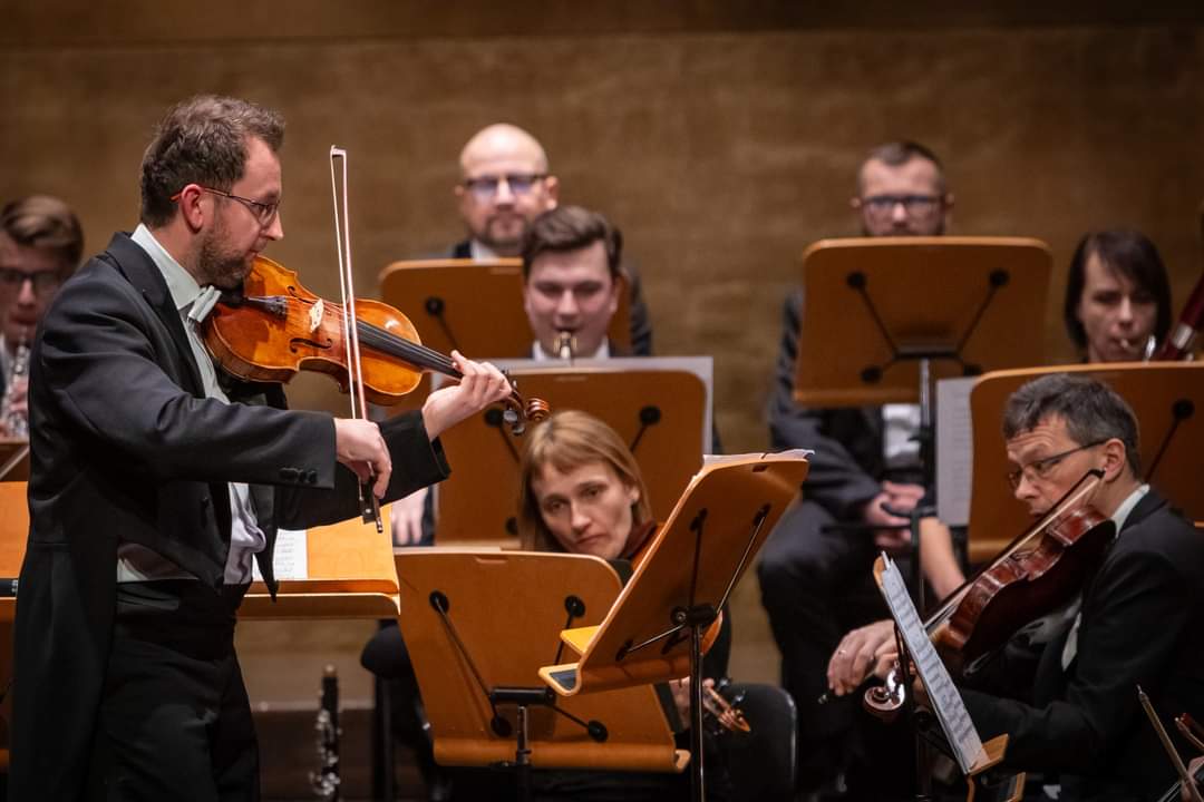 VIVAT Wiedeń!
Fot. Sebastian Wołosz 
Orkiestra West Side Sinfonietta 
Krystian Adam Krzeszowiak - tenor
Paweł Maślanka - skrzypce/prowadzenie

O słuch pracowników Filharmonii przez cały rok dba Centrum Słuchu i Mowy MEDINCUS