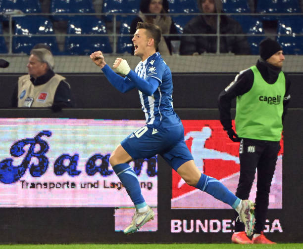 bundesliga_br2's tweet image. O Karlsruher recebeu o último colocado Osnabrück, os azuis venceram por 2-1, gols de Kobald e Wanitzek. Para os Lila-Weiß, o único gol foi marcado por Gnaase.

#KSCOSN
#Bundesliga
