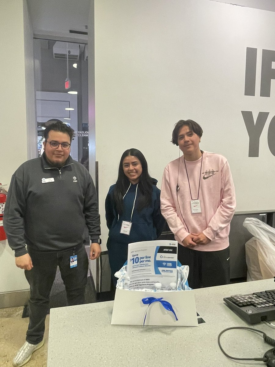 MartinSalgadoVA's tweet photo. Getting outside the four walls and showing our malls neighbors some Signature love on these cold snowy days ❄️⛄🫶🏼 #HighRollerz @MASMakeItMatter @LifeAtATT https://t.co/lwmrTPTQ7C