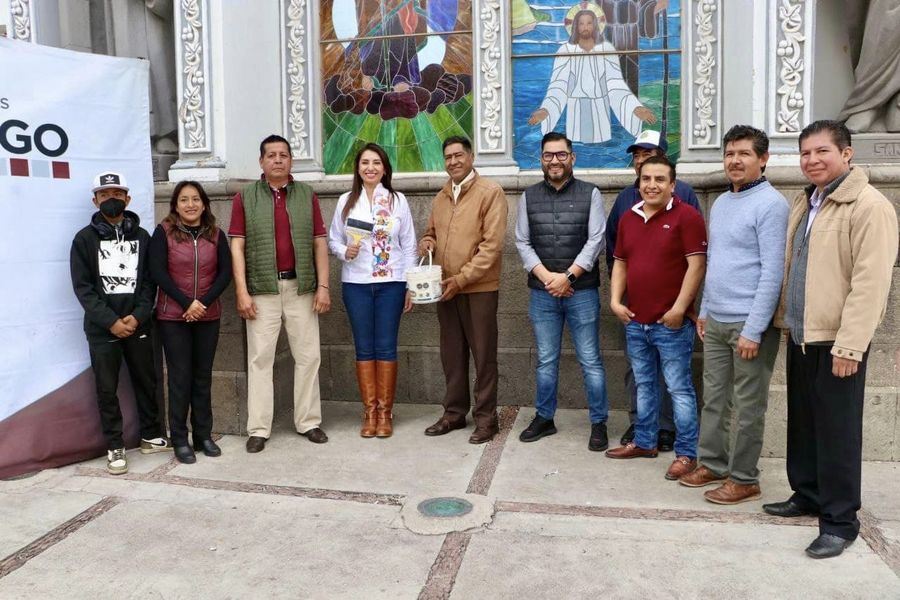 AngieAlvaradoJ's tweet photo. Como parte de nuestro Programa Municipal Preservando Nuestro Legado 🙌, dimos el Banderazo de Inicio de la Rehabilitación de Pintura Exterior de nuestra Iglesia del Carmen ⛪.

Gracias a las #SanasFinanzas de esta administración, otorgamos 250 mil pesos para estas obras🔝. 

El trabajo nunca se detiene, y la transformación de #HuejotzingoPuebloMágico continúa 😎🫶. Felicito a la Comisión por su gran trabajo y amor por este recinto ♥️.
 
#HuejotzingoPuebloMágico 🤩🔝 es rico en cultura, tradiciones y arquitectura, por ello, destinamos recurso 💯 % Municipal para preservarlos 🤗.

#LaTransformaciónDeHuejotzingoNoSeDetiene 🤛