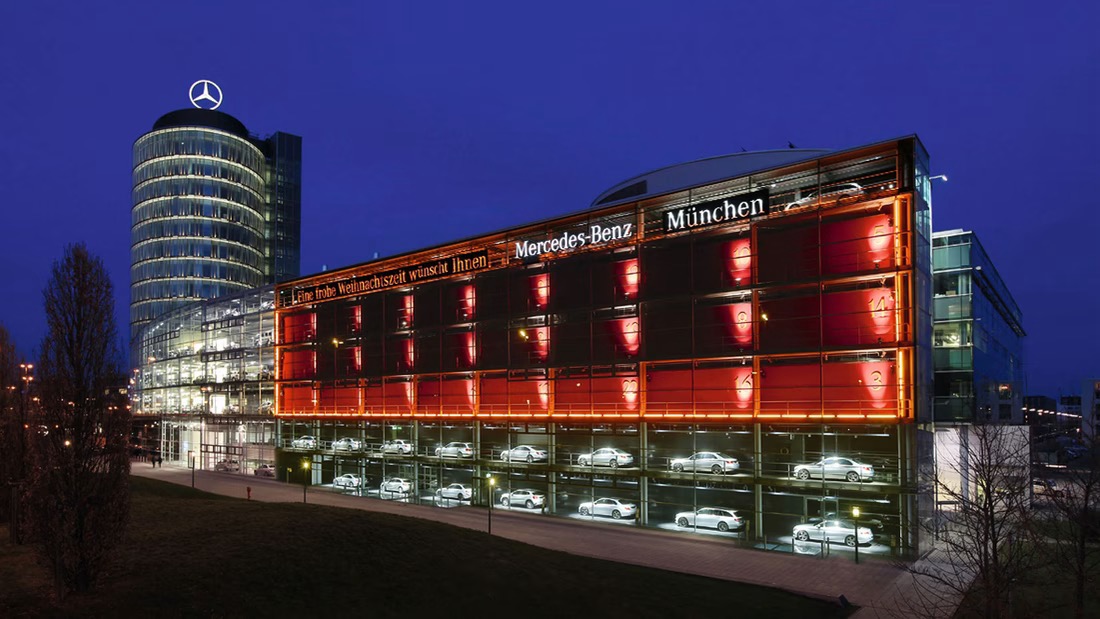 alex_avoigt's tweet photo. Mercedes-Benz plans to sell off or close all showrooms with about 80 dealerships and 8,000 employees. External dealers are to take over advice, service and sales - and if all goes well thousands of employees.

Mercedes sales will then be conducted entirely online or by external companies.

Mercedes spokesperson "We are convinced that the necessary transformation of sales is best achieved through long-term, targeted investment in Mercedes-Benz dealerships by independent dealership groups"

A few years ago Mercedes-Benz made jokes like many other Automakers about Tesla's direct and online sales structure. It took a few years and many billions lost to understand how wrong they were.