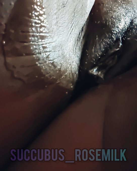 Looked down and saw anime tears dripping on my thighs. https://t.co/sJmshQ6ZfZ