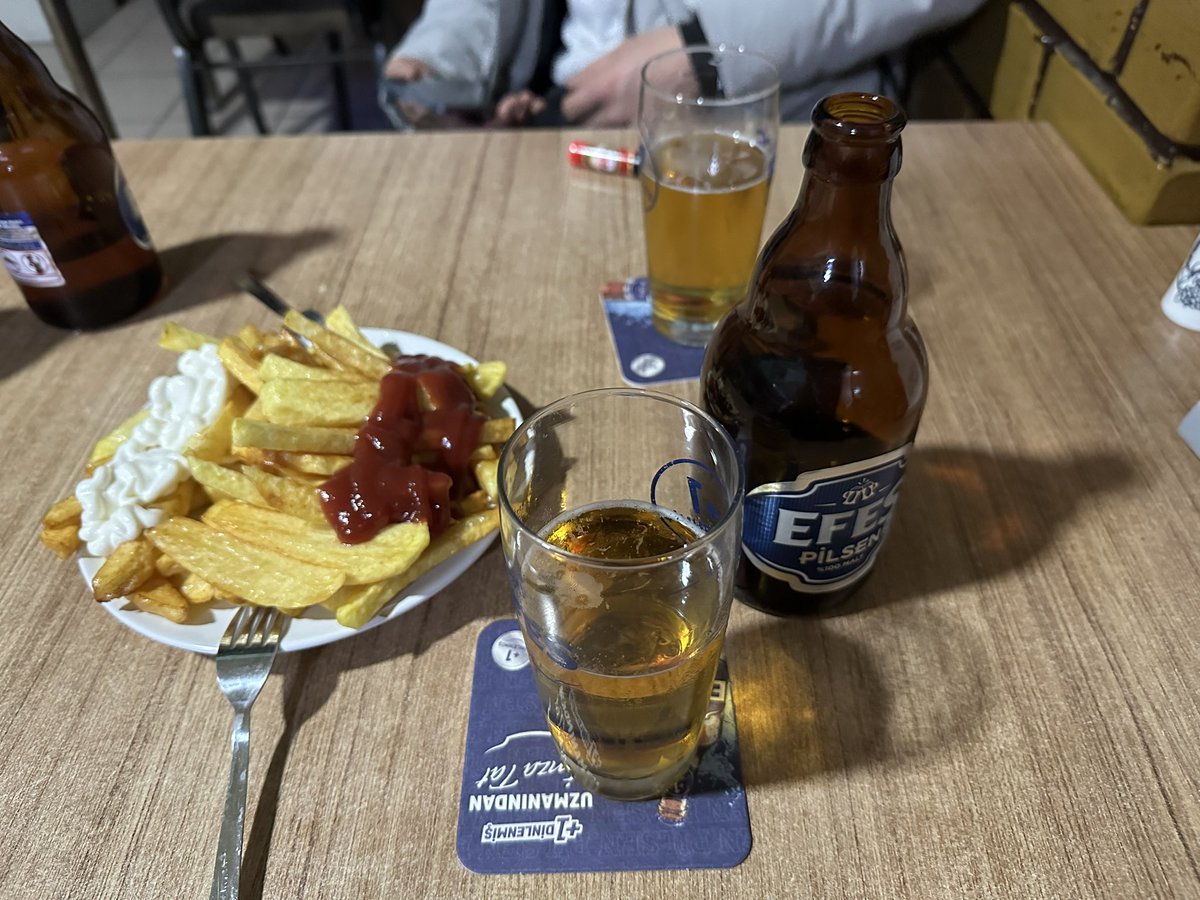 Şehrimizin yıllardır konsomatris girmeyen tek birahanesi. Best birahanesi  patates bile elle soyulup ev usulü pişirilir öyle yok superfresh 😀 🍻🍺🍻🍺 #Nazdrave