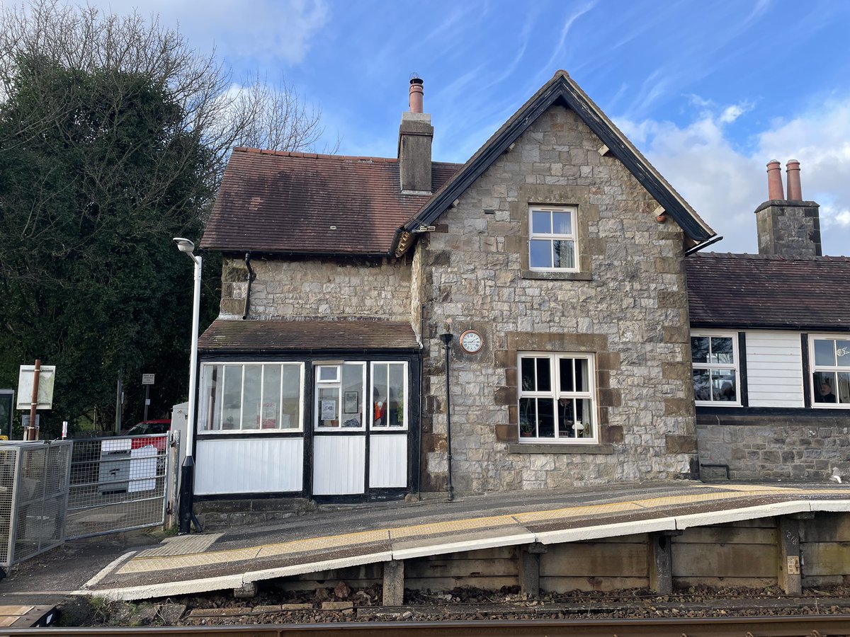 Good to see so many of the railway family at Kents Bank today for the official opening of Dr Paul Salveson’s railway library and unveiling of a historic station sign by @LordPeterHendy . @railnigel on good form - sorry I didn’t get a chance to talk to @NinaLockwood ^THJ
