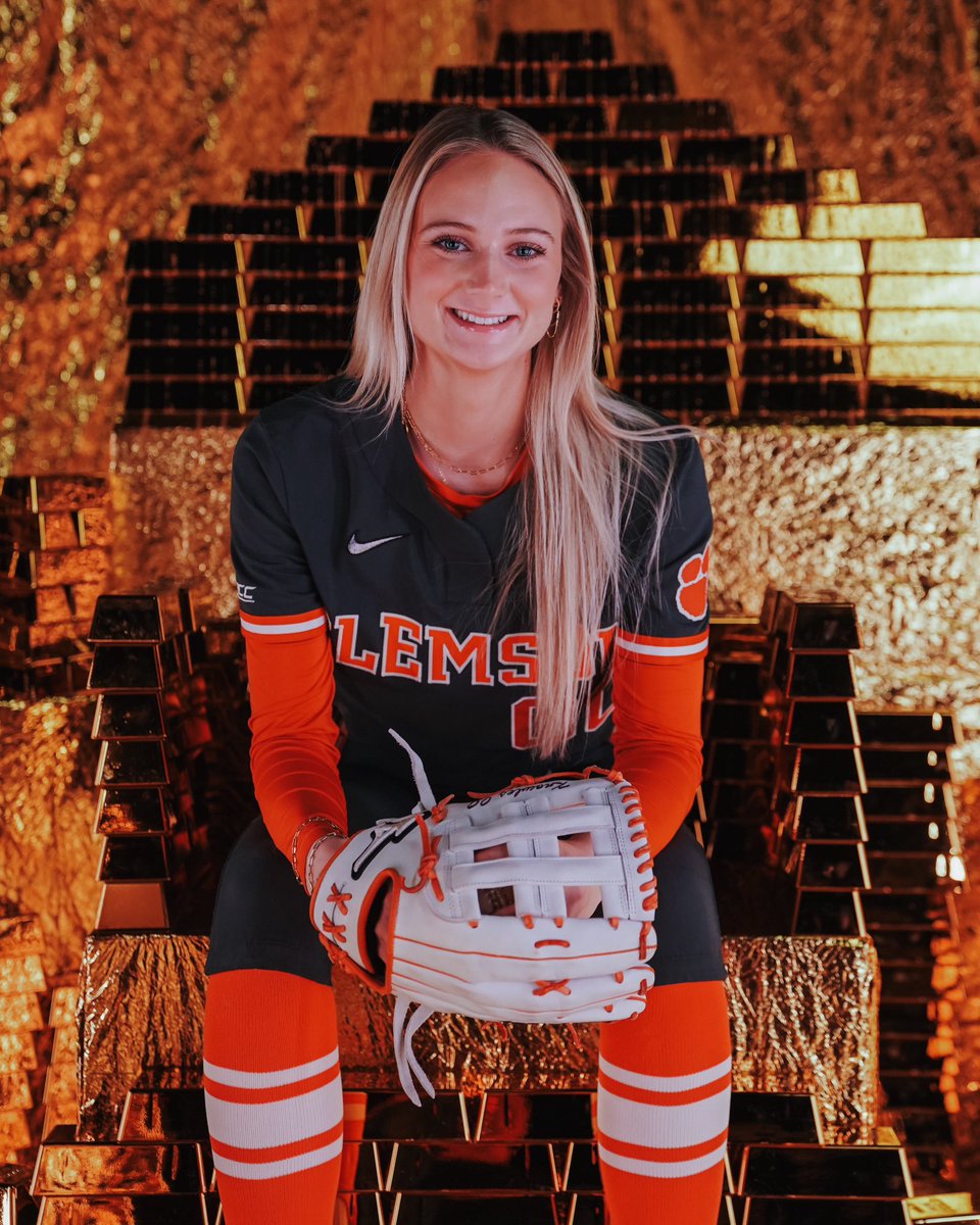 MarenaKnowles's tweet photo. Year 2🧡
@ClemsonTigers @clemsonsoftball https://t.co/7kR4CEXwmR