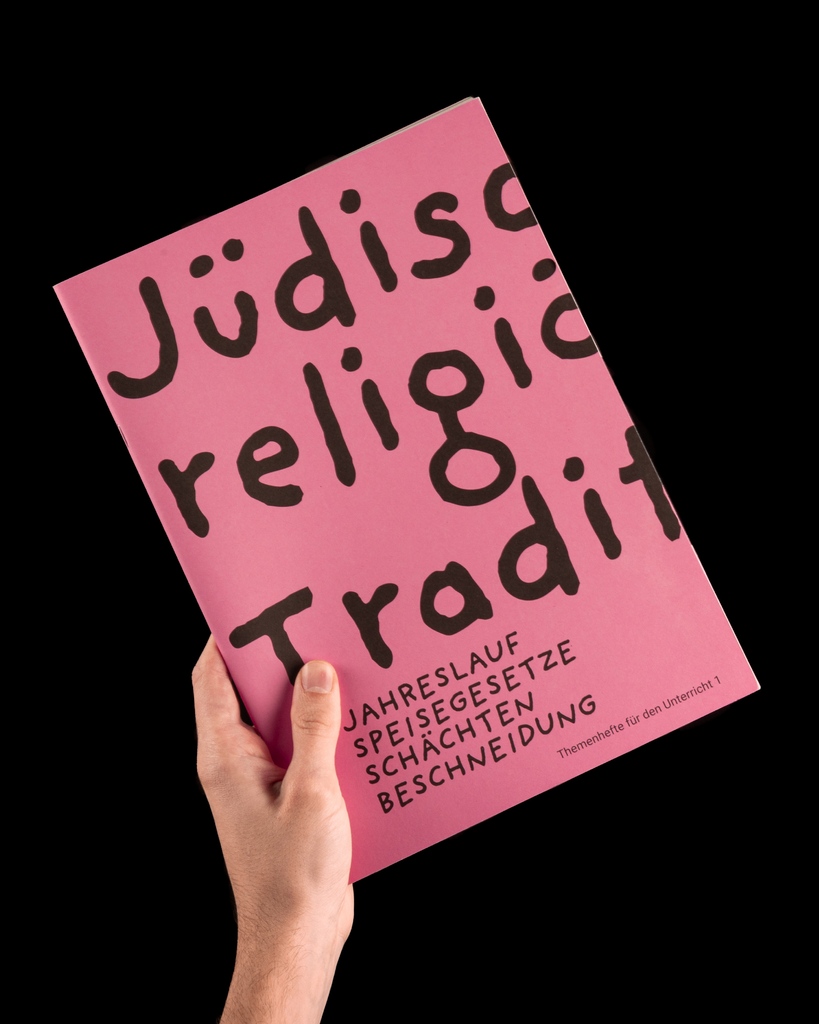 pierresbecker's tweet photo. Themed booklet "Jewish Traditions" commissioned by the Dubnow Institute for children, young people and everyone beyond. Typography, illustration, color and valuable content, 2024 can continue like this. We say thank you. 
⁠
#dubnowinstitut #education #thekidsarealright #tatrung https://t.co/xxAMuwpBGl