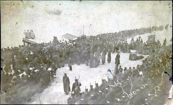 ~ Фотографија:

“Епископ далматински Никодин Милаш врши освештање воде за Богојављење на пристаништу у Задру”

- 1891. година.