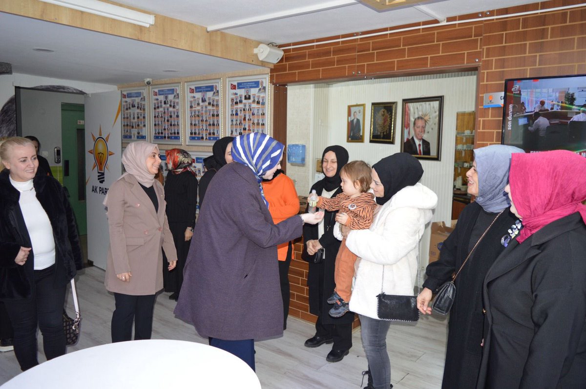 akkadinbursa's tweet photo. Başkanımız İmren Çavuşoğlu ve Başkan Yardımcılarımız, Orhangazi İlçe Kadın Kolları Yönetim Kurulu toplantısına katılarak İlçe Kadın Kolları Yöneticilerimiz ile bir araya geldiler. https://t.co/mgiu7IDSZR