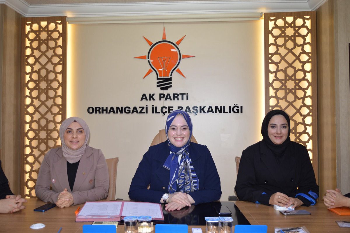 akkadinbursa's tweet photo. Başkanımız İmren Çavuşoğlu ve Başkan Yardımcılarımız, Orhangazi İlçe Kadın Kolları Yönetim Kurulu toplantısına katılarak İlçe Kadın Kolları Yöneticilerimiz ile bir araya geldiler. https://t.co/mgiu7IDSZR