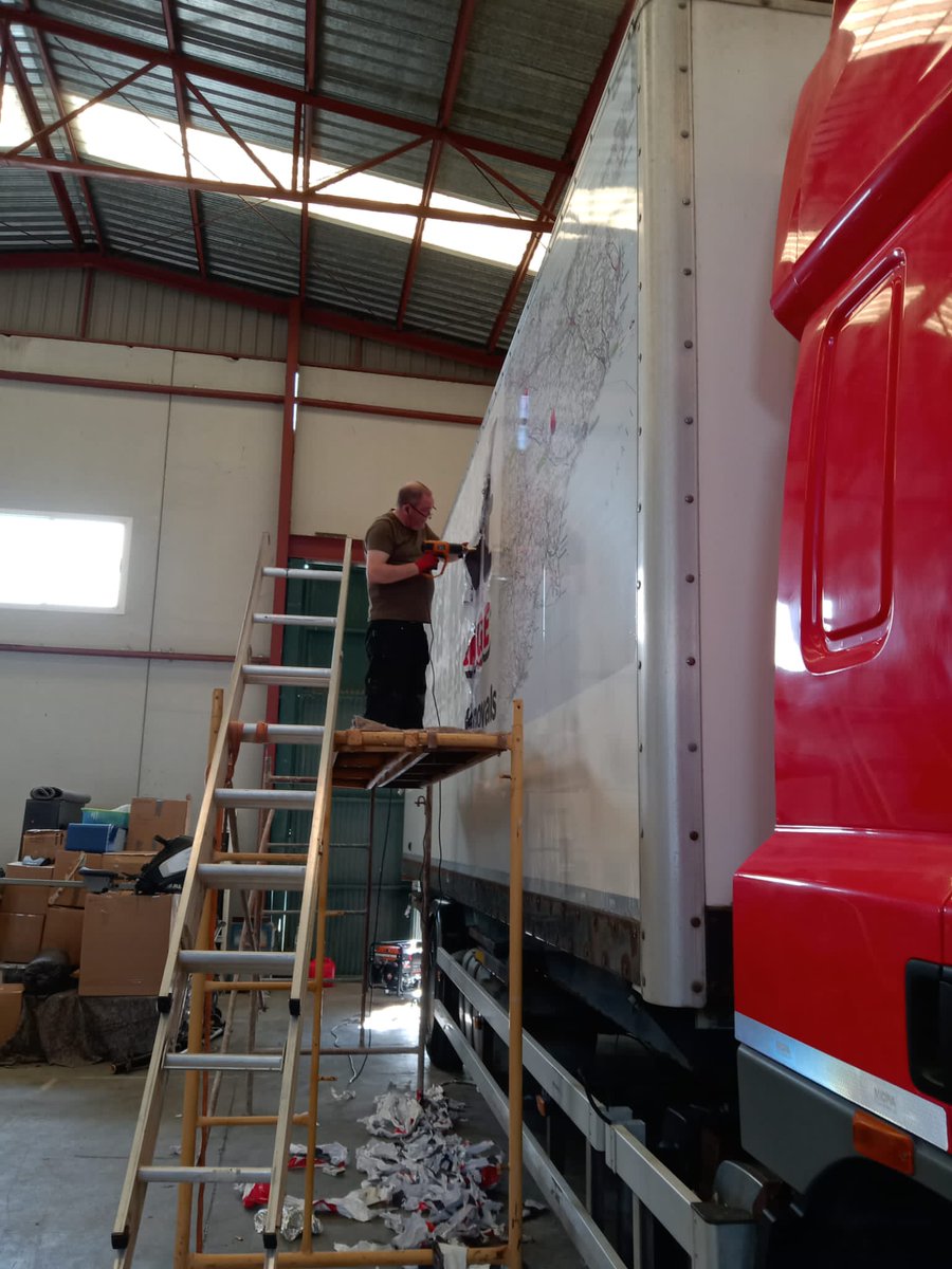 wgrspain's tweet photo. Well, today didn't go as planned. Found a loose bit of the vinyl wrap and made the mistake of picking at it. Ended up stripping the whole side and painting the bodywork. 6 hours of my life gone. Now I've got to do the other side! #trucker #ownerdriver https://t.co/aHV7BrcfJa