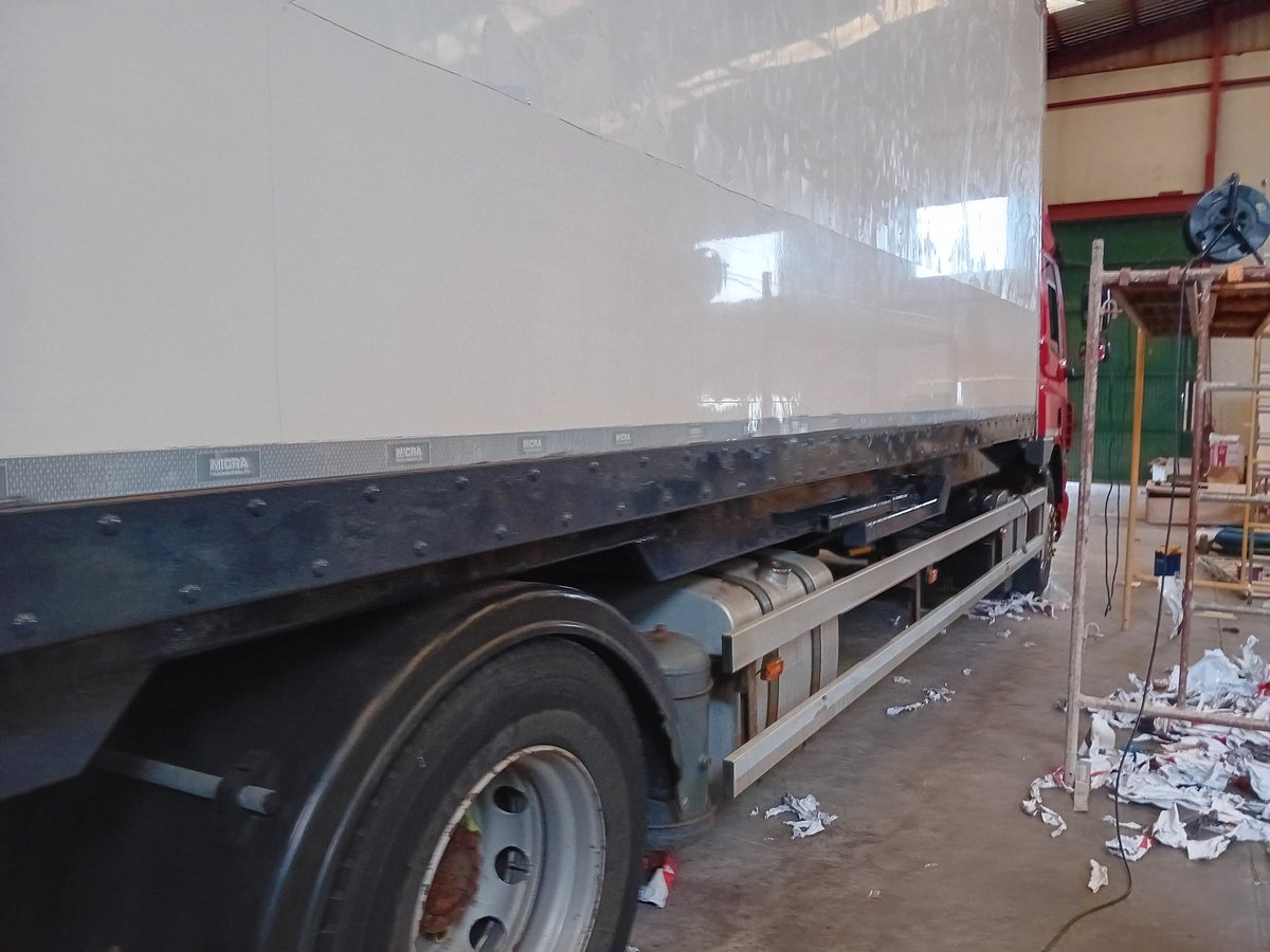 wgrspain's tweet photo. Well, today didn't go as planned. Found a loose bit of the vinyl wrap and made the mistake of picking at it. Ended up stripping the whole side and painting the bodywork. 6 hours of my life gone. Now I've got to do the other side! #trucker #ownerdriver https://t.co/aHV7BrcfJa
