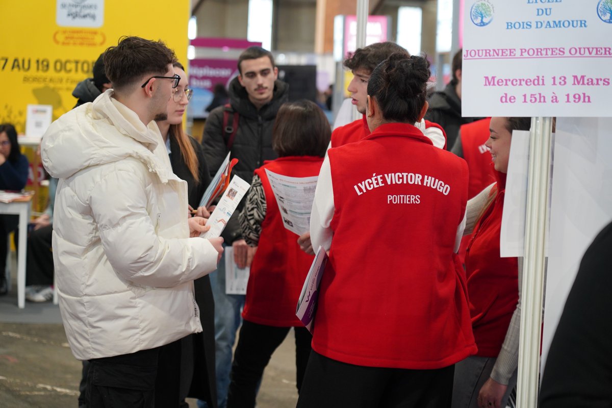 acpoitiers's tweet photo. Salon du lycéen et de l'étudiant à @poitiersfr 
La rectrice @BndicteRobert rencontre les ambassadeurs du supérieur et les lycées qui accompagneront ces 2 jours les visiteurs dans leur choix d'#orientation... à #poitiers peut-être ?
➡️Ville où il fait bon étudier selon @letudiant https://t.co/rpbWi91QUP