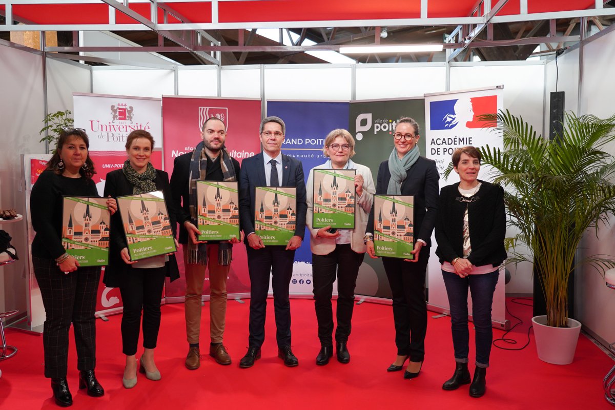 Salon du lycéen et de l'étudiant à @poitiersfr La rectrice @BndicteRobert rencontre les ambassadeurs du supérieur et les lycées qui accompagneront ces 2 jours les visiteurs dans leur choix d'#orientation... à #poitiers peut-être ? ➡️Ville où il fait bon étudier selon @letudiant