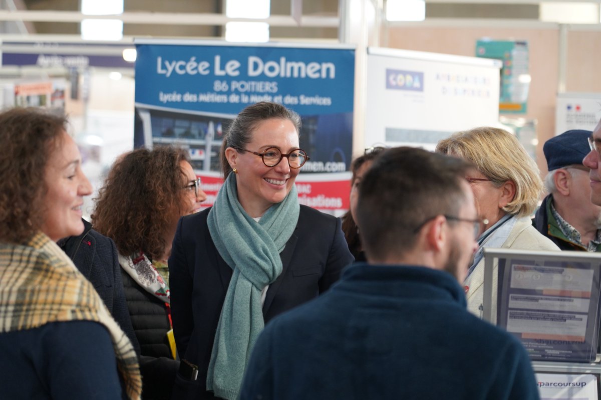 acpoitiers's tweet photo. Salon du lycéen et de l'étudiant à @poitiersfr 
La rectrice @BndicteRobert rencontre les ambassadeurs du supérieur et les lycées qui accompagneront ces 2 jours les visiteurs dans leur choix d'#orientation... à #poitiers peut-être ?
➡️Ville où il fait bon étudier selon @letudiant https://t.co/rpbWi91QUP