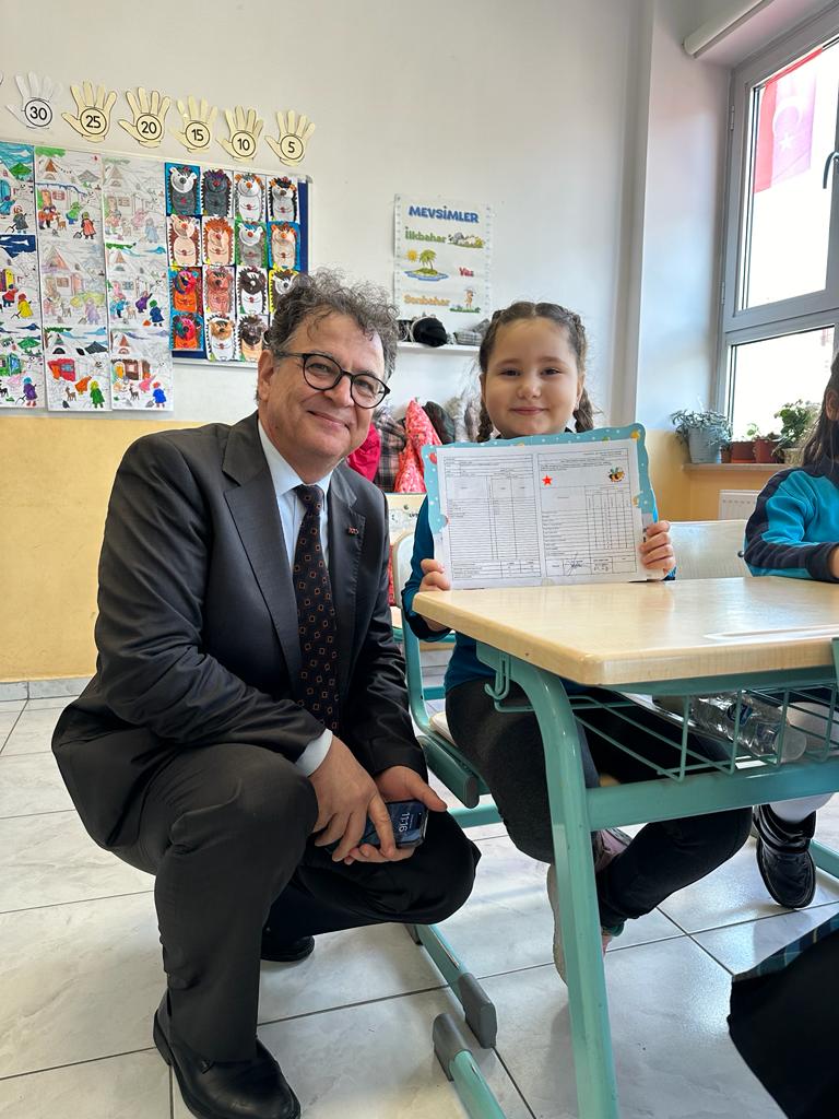 MebOrgm's tweet photo. 📢 Genel Müdürümüz Sayın Doç. Dr. Mustafa OTRAR, 2023-2024 Eğitim Öğretim Yılı 1. Dönem Sonu Karne Törenine katıldı. 📚 🎒 🧑‍🏫

📍 Bilecik - Söğüt

🏫 Salih ve Ömer Musaoğlu İlkokulu

🌐 ▶️ https://t.co/zVBAy4CSe0

#MustafaOtrar https://t.co/Ri28USLtb6