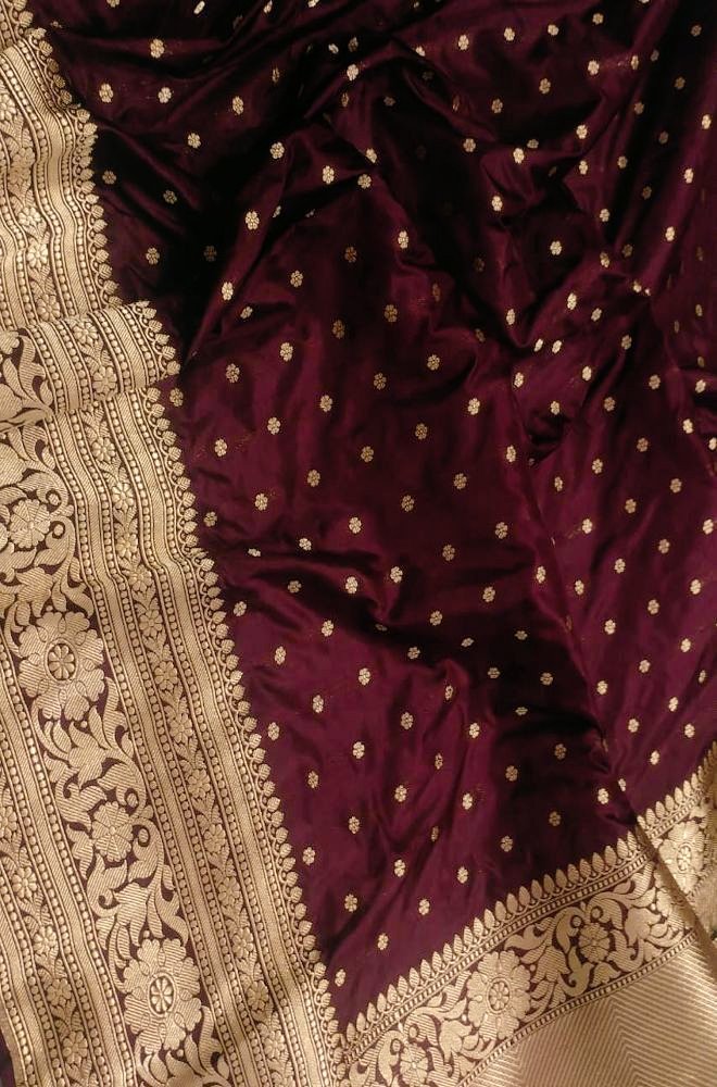 🌼 Butidar fabrics can easily be distinguished by seeing the Buta/ Buti all over the surface arranged in straight /half drop/any other pattern of repeat. 4/4

Source: Vikaspedia, Grandmaslegacy and Pinterest 
#fashionhistory #indianfashion #saree #banaras #UttarPradesh