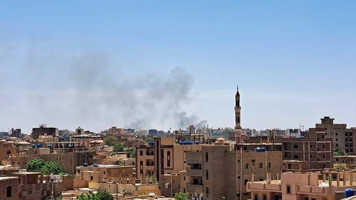 DarfurHR's tweet photo. وفي الاثناء واصلت قوات الدعم السريع قصفها لمقر القيادة العامة للجيش بالخرطوم وسلاح الإشارة ببحري.
وفيما شهدت مناطق الكدرو وحطاب هدوء نسبياً اشتدت المعارك بامدرمان القديمة.
 #المرصد_الدارفوري #المرصد_الدارفوري_لحقوق_الانسان https://t.co/Z3ozqaUTGv