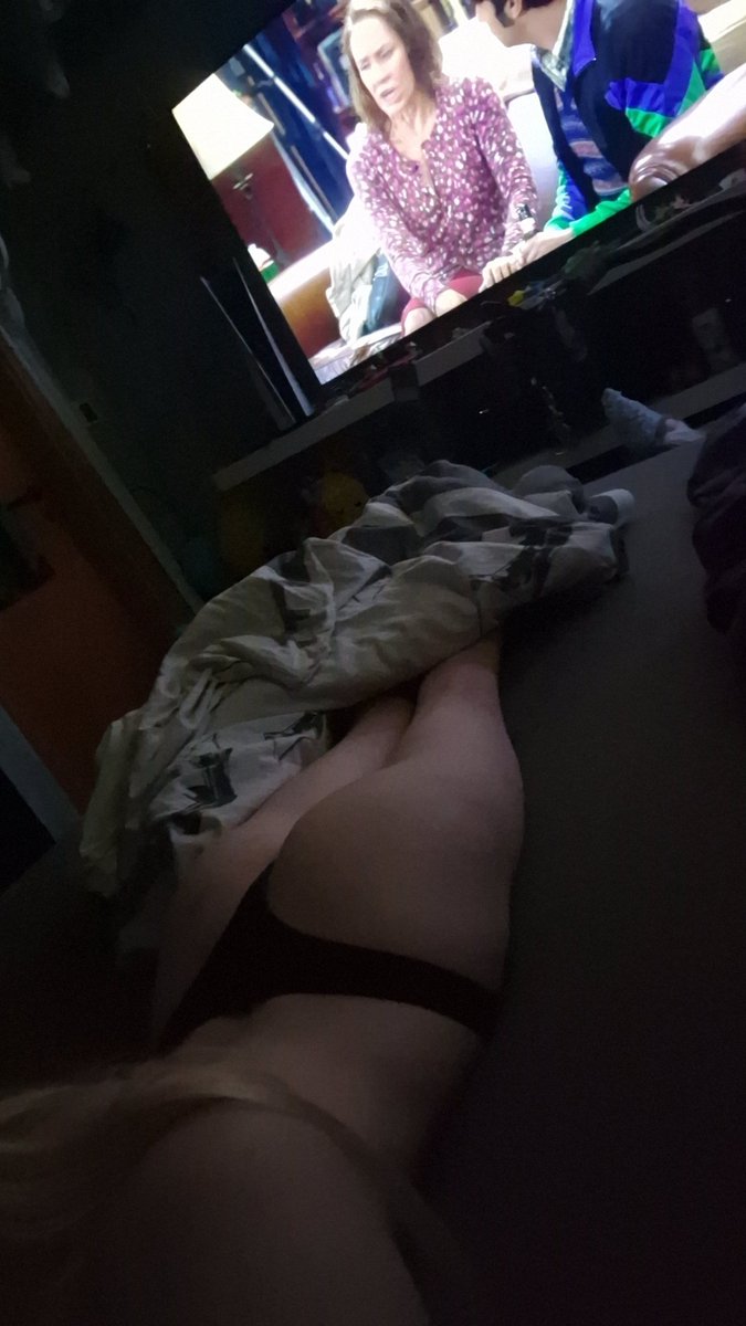 Sarah06xxx's tweet photo. Legt sich jemand zu mir? 🤗
#nackig #alleinimbett #popo https://t.co/g8Ixw053PM