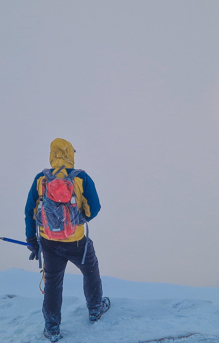 One weeks difference on Yr Wyddfa!
Views for miles this week! White out this morning.
Still worth it, what do you do with your rest day? 

#wyddfa #eryri #snowdonia #snowdon #hike #northwales