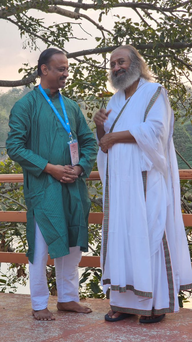 What's a Memorable Day, had an opportunity 2meet Pujya Gurudev @SriSri Ji,a wonderful second day of #meditationRetreat 4 #SocialMedia Influencers and Creators,Yoga Sudarshan Kriya ,Sansang,lot of interaction knowledge Sharing & networking at @BangaloreAshram ,Thanku team @SriSri