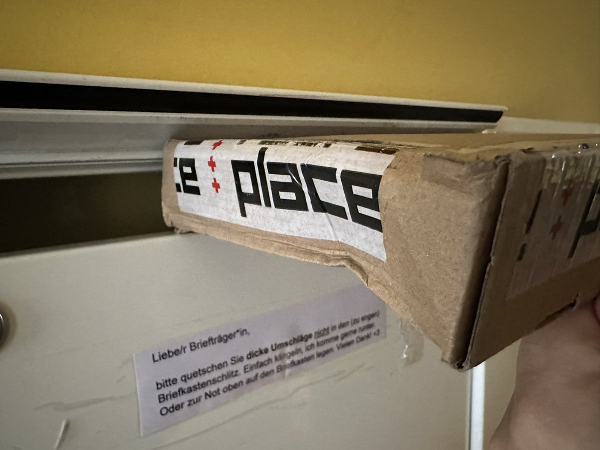 JoachimHesse's tweet photo. Dieser #Maxibrief lag wirklich innen im #Briefkasten. 😳 Ich halte ihn für euch extra noch mal an den Schlitz, denn dass ihn der #Postbote durch die locker ein Zentimeter schmalere Öffnung quetschen konnte, ist eine Leistung. Die Deutsche Post bekäme auch Kamele durchs Nadelöhr. https://t.co/RdNc2RaNKE