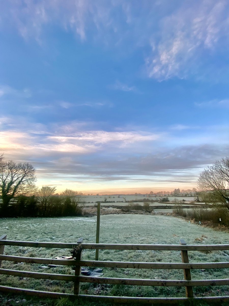 Frosty morning sky.❄️
@WeatherAisling 
@Louise_utv 
@utv 
@metoffice 
@bbcweather 
#frostymorning
#morningskies
#countrysidephotography
#skycaptures
@barrabest 
@coolfm