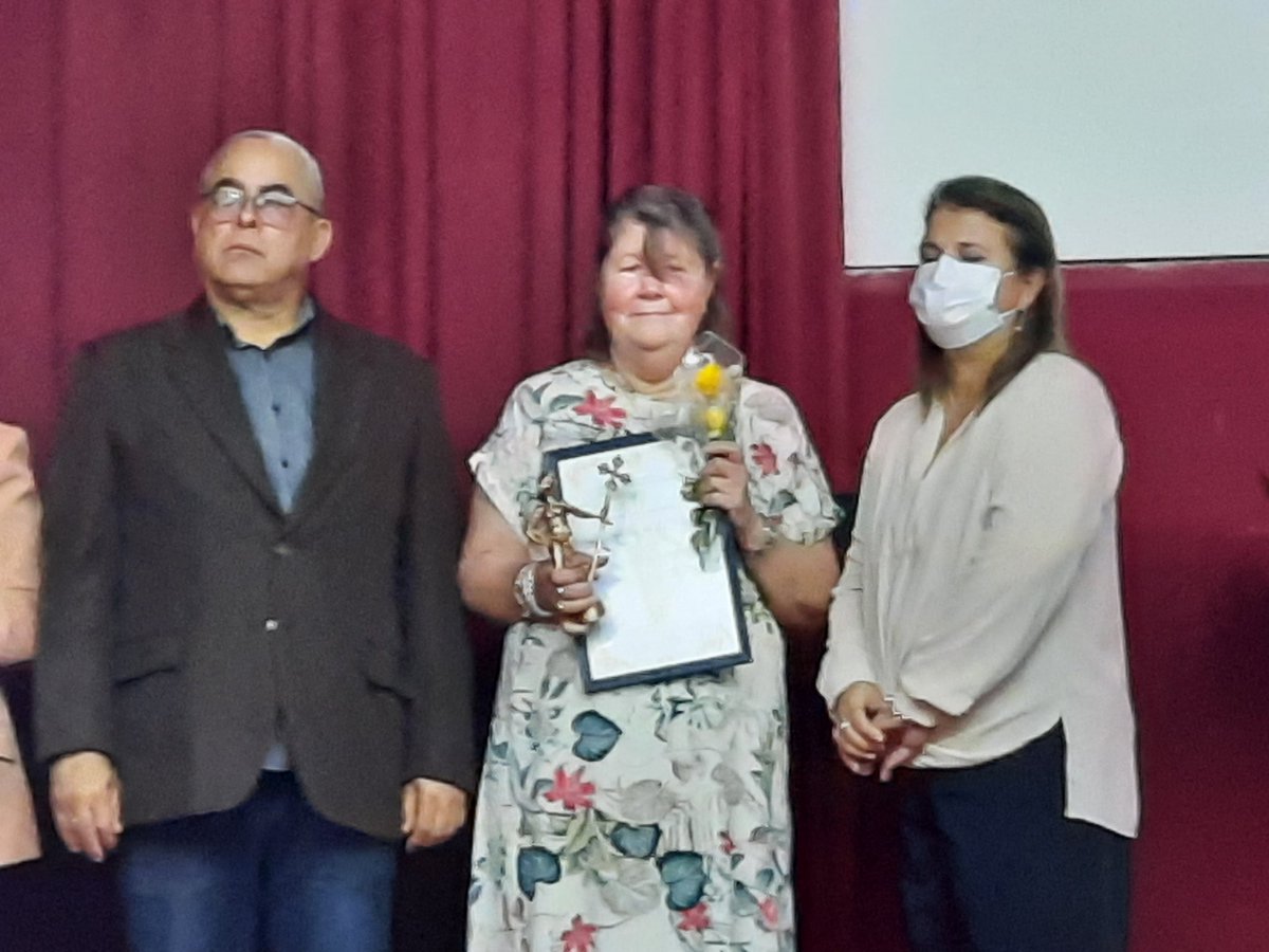 Recibe nuestra querida Ada Guzón Camporredondo, Directora <a href="/CEDEL17/">Centro de Desarrollo Local y Comunitario</a> Premio "La Giraldilla" que entrega el gobierno y el pueblo capitalino¡¡¡¡ Muchas Felicidades para ti y para tu entusiasta y comprometido equipo¡¡ Un gran abrazo <a href="/DiazCanelB/">Miguel Díaz-Canel Bermúdez</a> <a href="/SalvadorValdesM/">SalvadorVM</a> <a href="/MMarreroCruz/">Manuel Marrero Cruz</a> #Cuba