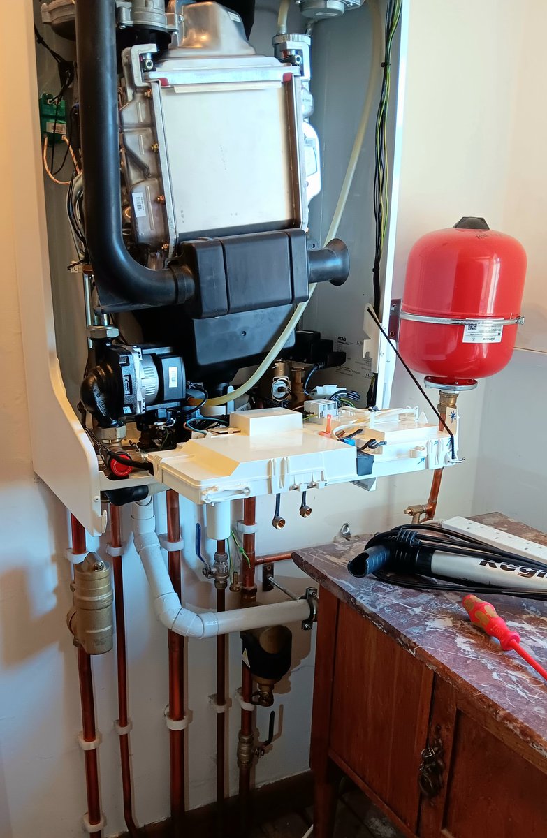 ARAheatinggas's tweet photo. @atagheating #ATAGinstall 
Although not a new one, Annual Service to an Economiser with Weather Comp &amp; ONE Controller, fitted just over 6Yrs ago
Serviced annually and to date, not skipped a beat, and long may that last https://t.co/dIQIzm5Md4