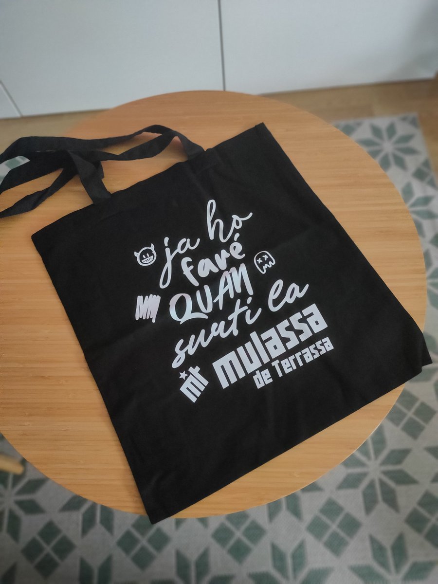 📝 Arriba, 𝙇'𝙀𝙣𝙦𝙪𝙚𝙨𝙩𝙖 que no estàveu esperant!

🟣 V𝐨s𝐚l𝐭r𝐞s q𝐮è p𝐫e𝐟e𝐫i𝐫í𝐞u?

𝙍𝙏 - Bossa de cordes.
𝙁𝘼𝙑 - Tote Bag.
𝙍𝙏 + 𝙁𝘼𝙑 - Les dues m'agraden.

#Terrassa #MulaMolt