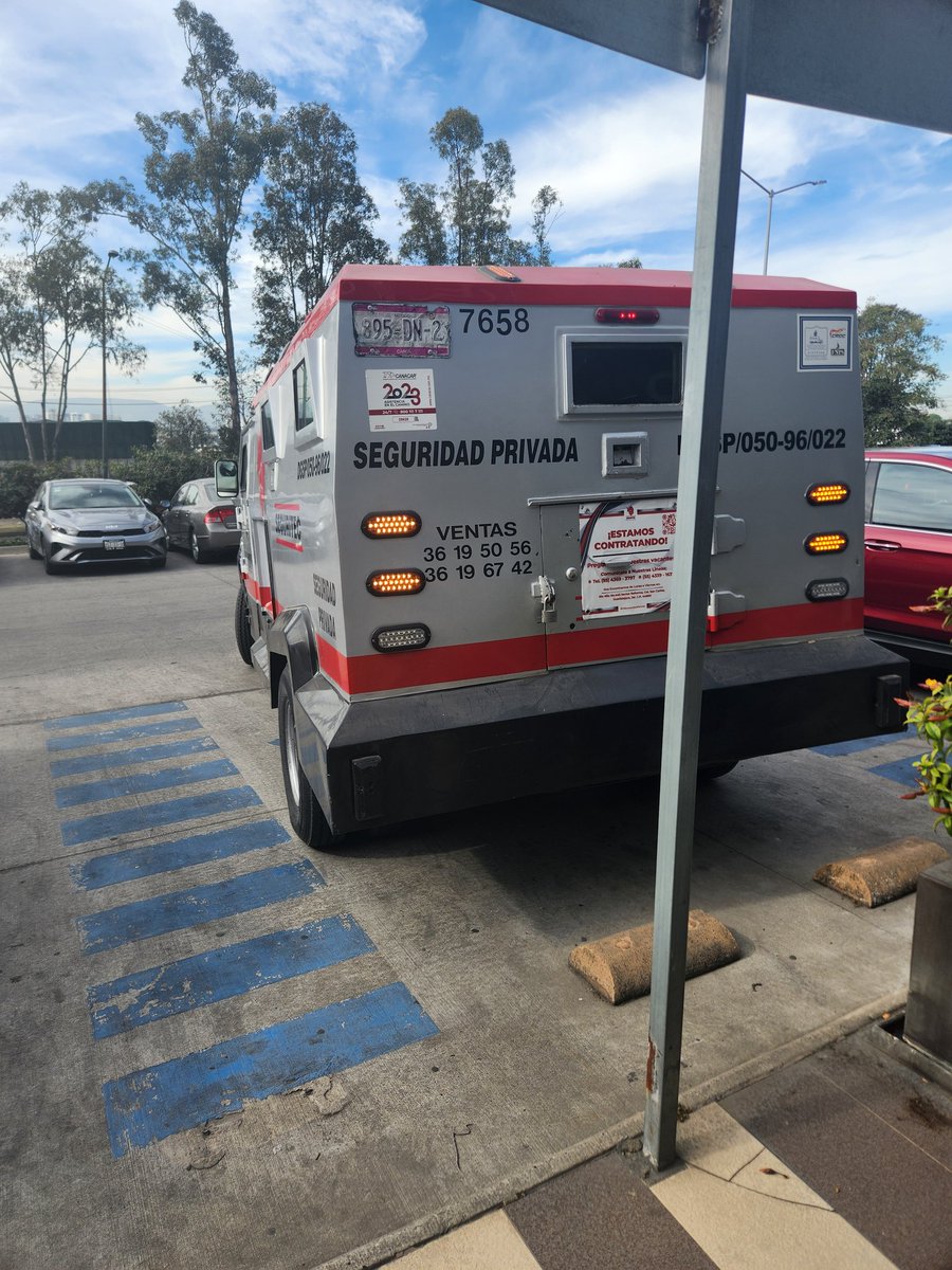 avilac18's tweet photo. @SeguritecMX no la frieguen estacionandose en lugares que necesita la gente de la tercera edad, por lo menos 2 personas con dificultad de movimiento necesitaron esos lugares mientras ellos estuvieron ahí https://t.co/iwzxygHuiX