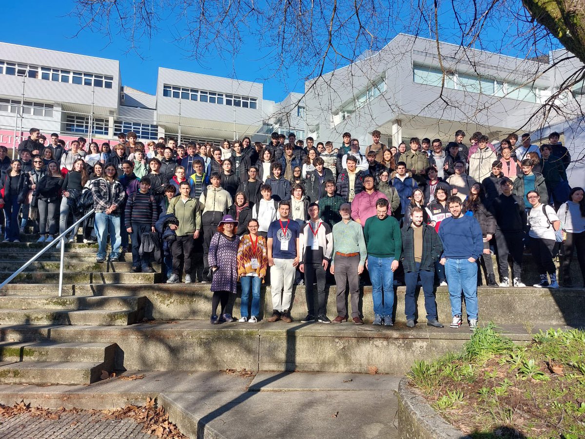 olympiaGalicia's tweet photo. Retrato de familia da Olimpíada Matemática Galega #OMG2024 https://t.co/o51JTFZUHv