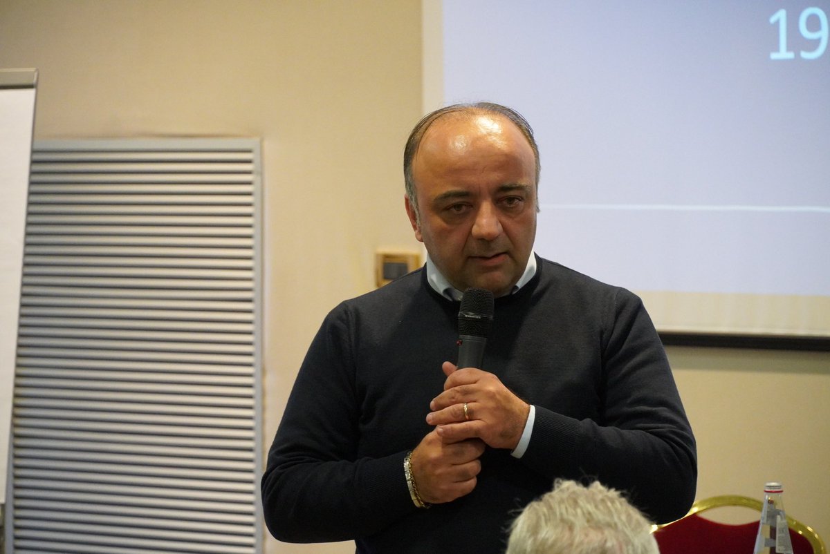 AIA_it's tweet photo. Trefoloni apre il raduno di metà Campionato del #SettoreTecnico, il benvenuto ai presenti e le parole del Comitato Nazionale con Affinito e Marconi: “Fate vostro il ruolo di #formatori, avete il compito di costruire l’#AIA del #futuro”.

#arbitri #calcio #sport https://t.co/DMY52cnecD
