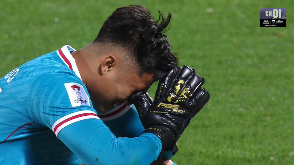 iIhamzada's tweet photo. Ernando Ari Sutaryadi ini emang bukan kiper kaleng-kaleng. Kiper Persebaya ini baru 21 tahun. Tadi, penyelamatan di menit akhirnya itu punya nilai yg sangat tinggi. Dan di usia semuda itu, konsistensinya layak diacungi jempol. Pantes selalu jadi kiper utama di semua level timnas. https://t.co/cH2LTv4YfA
