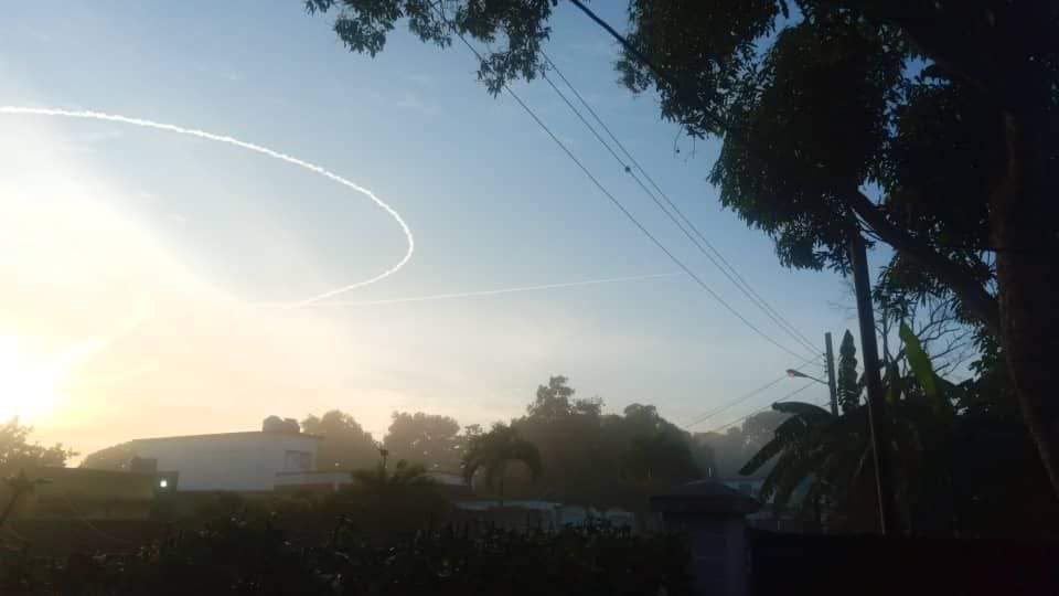 mesaredondacuba's tweet photo. Imágenes en el cielo de La Habana hoy

Circulan en estos momentos en las redes sociales digitales numerosas imágenes de curiosas figuras en el cielo de La Habana. https://t.co/CwKYTONpHV