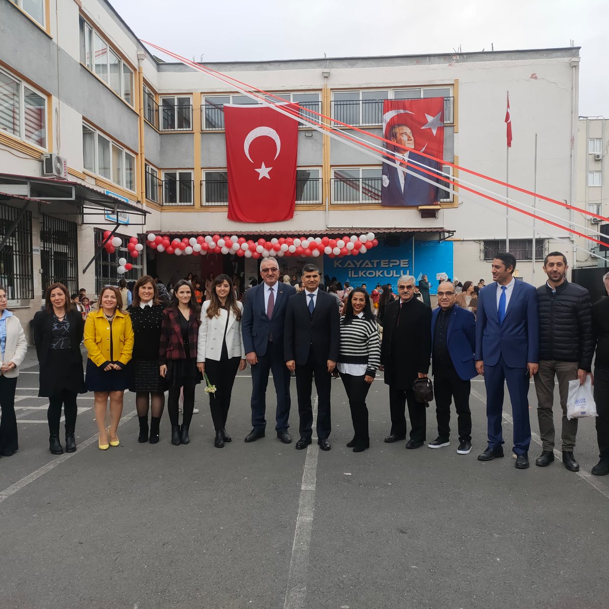AkdenizilceMem's tweet photo. Kaymakamımız Sayın Zeyit ŞENER ,Müdürümüz Sayın @AdemSimsek33 , İlçemiz Kayatepe İlkokulu' nda düzenlenen 2023-2024 Eğitim Öğretim Yılı dönem sonu karne dağıtım törenine katılarak öğrencilerin karne sevinçlerine ortak oldu.
@tcmeb 
@Yusuf__Tekin 
@fazilet_durmus
@MersinMEM https://t.co/pWF0iWUGS7