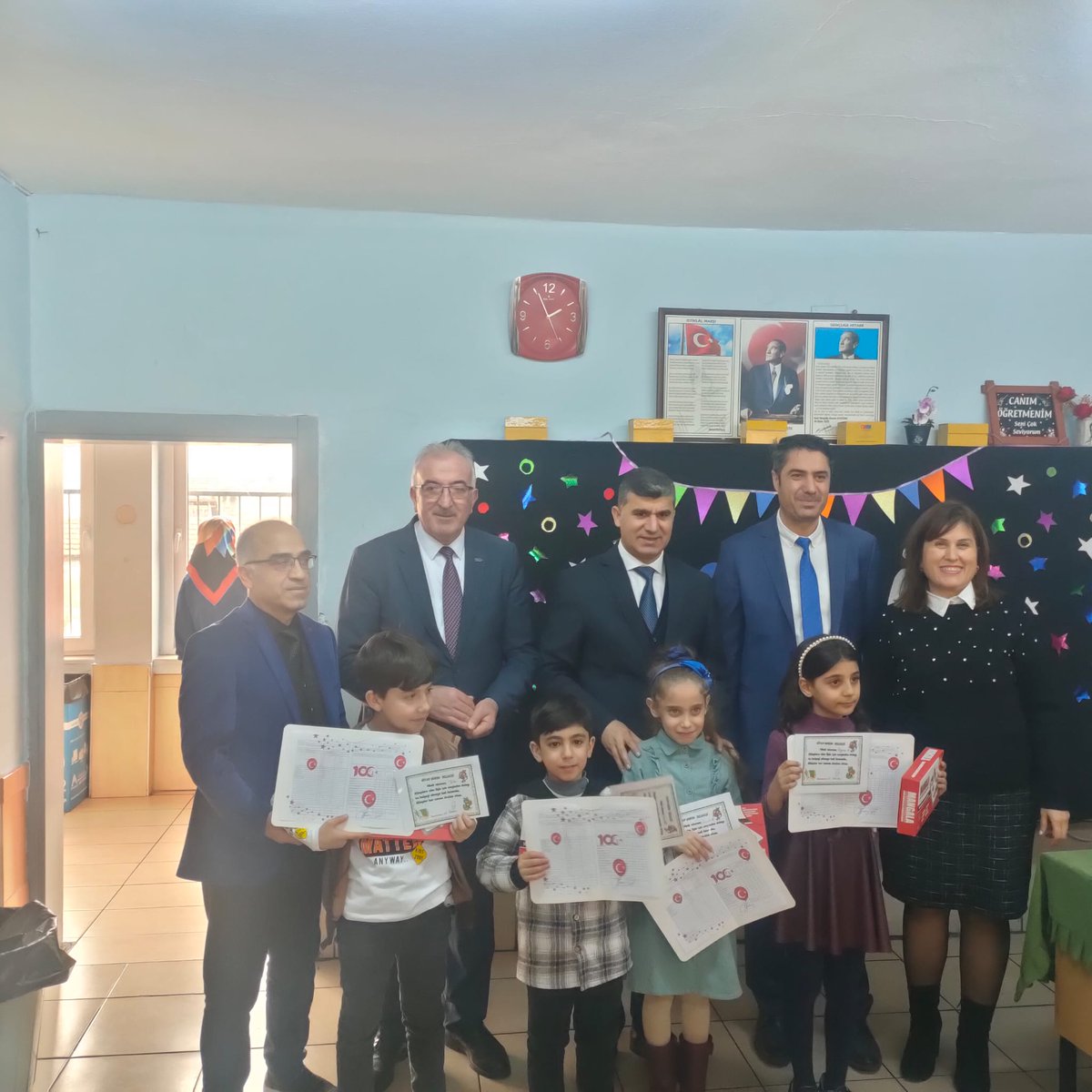 Kaymakamımız Sayın Zeyit ŞENER ,Müdürümüz Sayın <a href="/AdemSimsek33/">Adem ŞİMŞEK</a> , İlçemiz Kayatepe İlkokulu' nda düzenlenen 2023-2024 Eğitim Öğretim Yılı dönem sonu karne dağıtım törenine katılarak öğrencilerin karne sevinçlerine ortak oldu.
<a href="/tcmeb/">Millî Eğitim Bakanlığı</a> 
<a href="/Yusuf__Tekin/">Yusuf Tekin</a> 
<a href="/fazilet_durmus/">Fazilet Öğretmen 🇹🇷</a>
<a href="/MersinMEM/">Mersin İl Millî Eğitim Müdürlüğü</a>