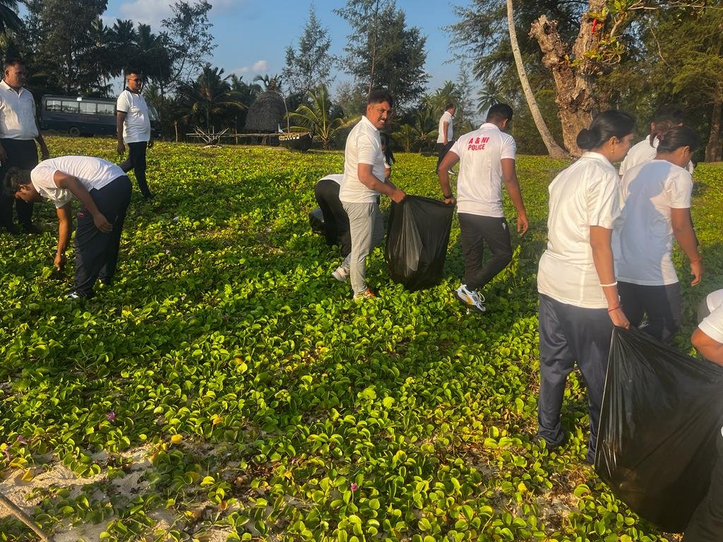 SP_Nicobar_ANP's tweet photo. On 18/01/24, a yoga session was organized by #PSCarNicobar with the staff followed by beach cleaning and laughter therapy promoting health, wellness and cleanliness.
#PoliceRaisingWeek2024 #WellnessMatters
#SwachhBharatAbhiyan
@MediaRN_ANI @DGPANIslands @Andaman_Admin https://t.co/QbJfUNXDTO