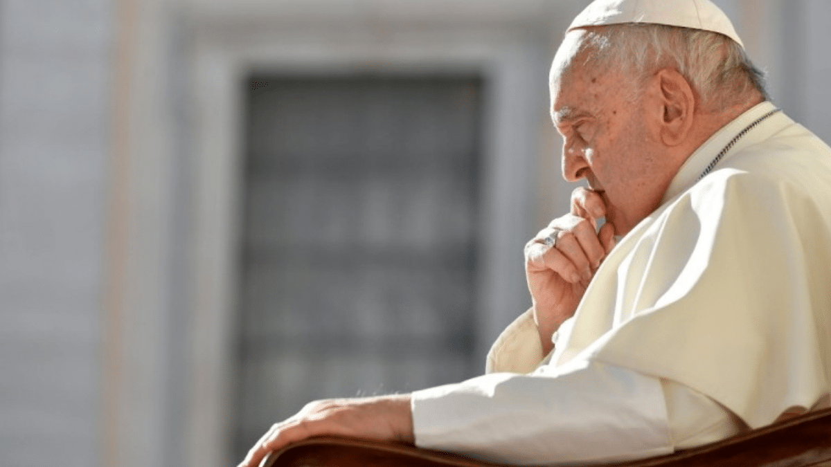 padrehayen's tweet photo. #Meditación: "¡Dios me libre de hacer eso a mi señor, el ungido del Señor, extender la mano contra él!" (1Sam 24)
El papa Francisco hoy es tema de controversia dentro de la Iglesia. Hay sectores que piensan que es un papa herético, lo llaman "Bergoglio", lo juzgan de masón y una larga lista de calificativos que expresan una falta de respeto absoluta a la figura de quien es el Vicario de Cristo. Es una actitud rebelde que no ayuda al bien y a la unidad de la Iglesia, sino que la confunde y la daña.

David distinguió muy bien entre la persona del rey Saúl y la unción sagrada que tenía el monarca. Como ser humano, Saúl tenía defectos, pero había algo sacro en él que Dios le había concedido: la unción espiritual que lo constituía como rey de Israel. Por esa sagrada unición, David no puso la mano encima del rey, a pesar de que Saúl quería matar a David porque le tenía envidia.

Un católico debe de tener el Espíritu Santo, entre cuyos dones est�� el santo temor de Dios. No se trata de tener miedo a Dios, sino de tener un temor reverente al Dios Trascendente y majestuoso, y a todo lo que sea de Dios: a las personas consagradas, a los sacramentos de la Iglesia, a los lugares sagrados y, por supuesto, al papa, sucesor del Apóstol san Pedro, puesto en la Santa Sede por el Espíritu Santo para ser signo visible de comunión de toda la Iglesia.

¿Se puede equivocar el papa? Sí. El dogma de la infalibilidad papal aplica sólo cuando el pontífice habla ex cáthedra (solemne declaración pontificia), lo que ha ocurrido poquísimas veces en la historia. Como católicos no debemos estar mirando todo lo que dice el papa para atacarlo a la menor oportunidad. Una actitud de agresión sólo muestra que el Espíritu Santo no está en nosotros. Y cuando veamos que sus palabras confunden o contradicen la enseñanza tradicional de la Iglesia, debemos alzar la mano para señalar nuestra confusión. Fiducia supplicans ha confundido el sentido sobrenatural del Pueblo de Dios y es necesario hacérselo ver a Pedro.

Oremos por el papa Francisco que, seguramente está sufriendo mucho después de haber visto la división en la Iglesia que ha causado Fiducia supplicans. Su misión es extremamente difícil. Oremos por la unidad y pidamos el don del santo temor de Dios.