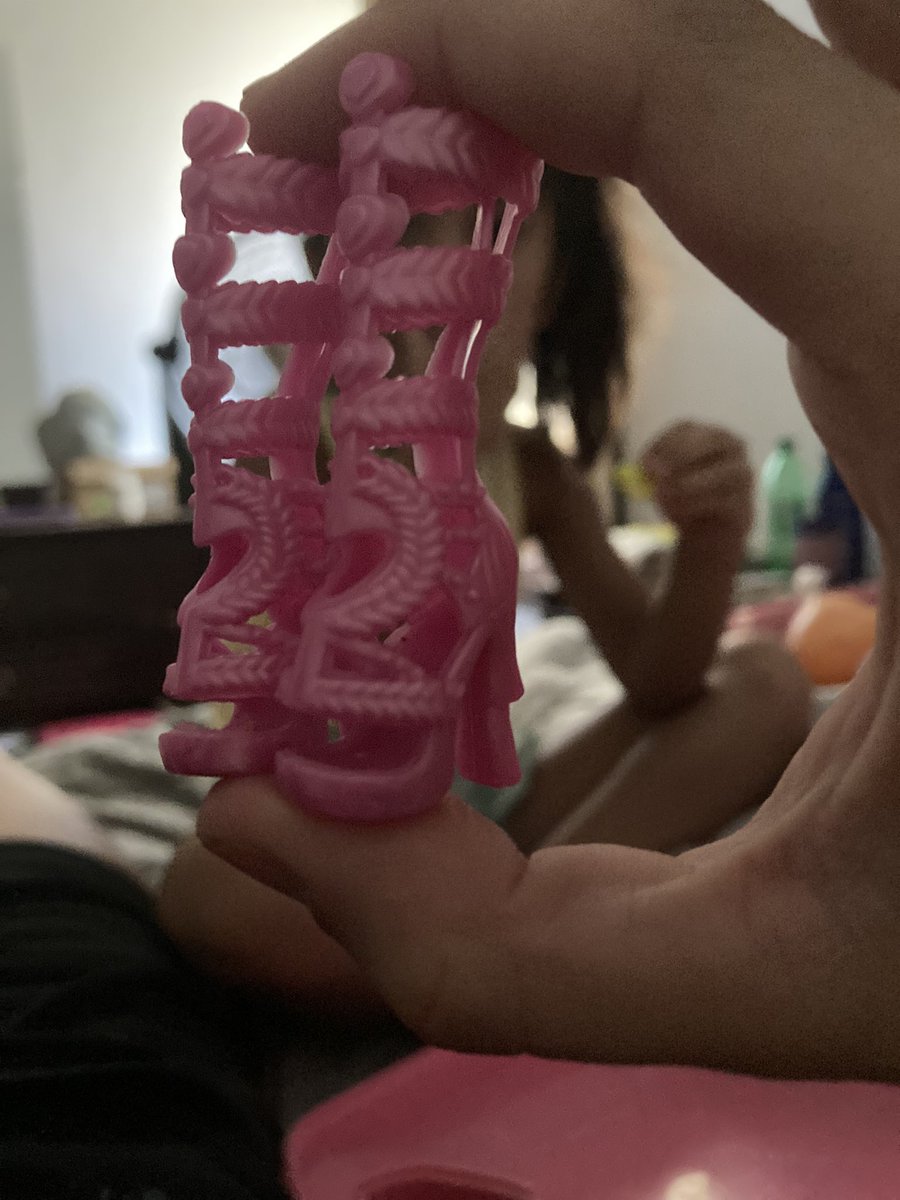 Mi ahijada mostrándome su colección de zapatos Barbie y estos son los “Tacos de Tini” <a href="/TiniStoessel/">tini</a>
