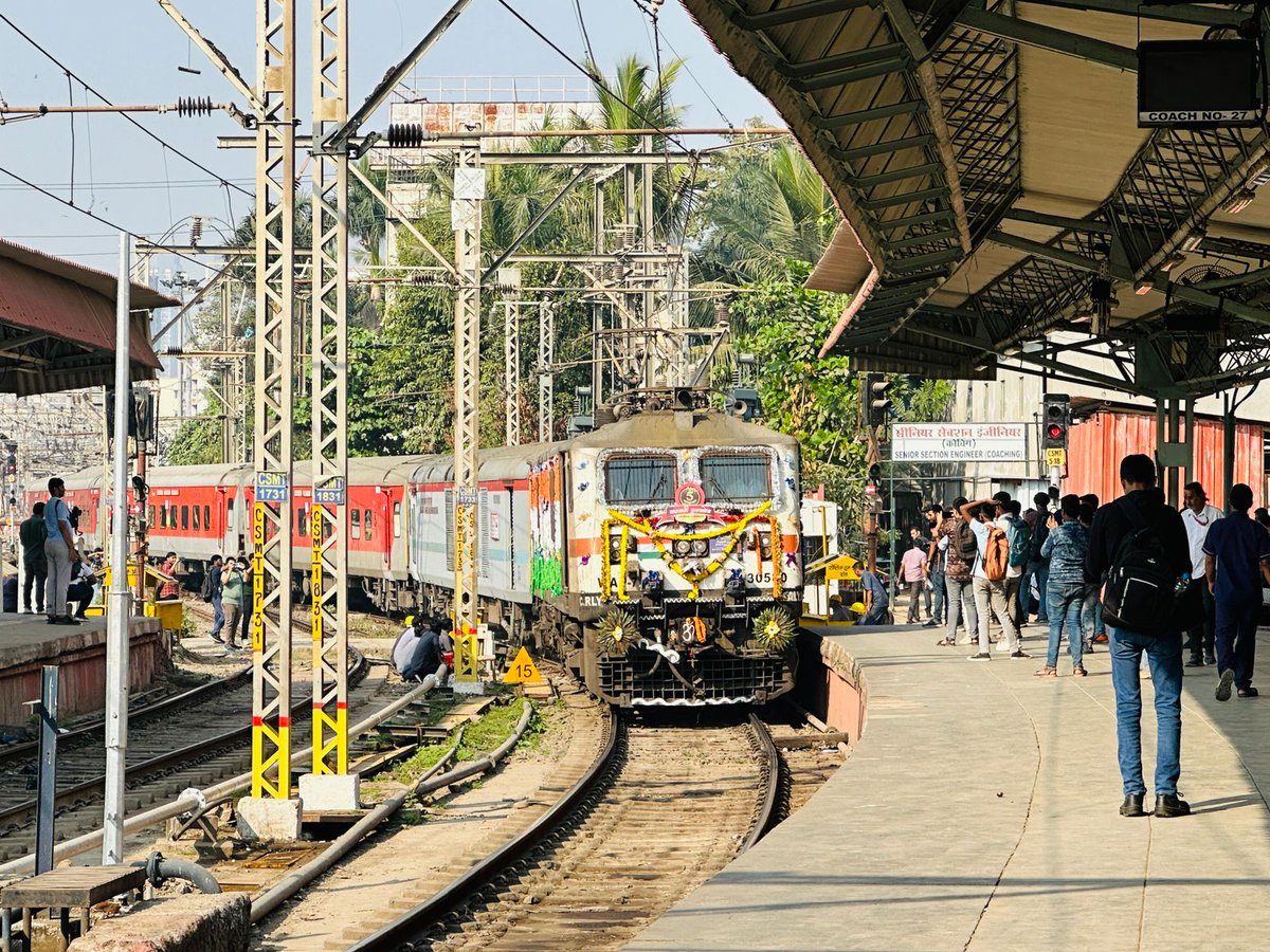 RailFanatic's tweet photo. 5th Anniversary of 22221/2 CR #rajdhani express . 5 years of glorious service of India's Push Pull Rajdhani express
๐ธ @KeshavSaxena21 #RFI #RFOI #Rajdhani #cr #mumbai #share #anniversary (1/2) https://t.co/AiLrk3fgZv