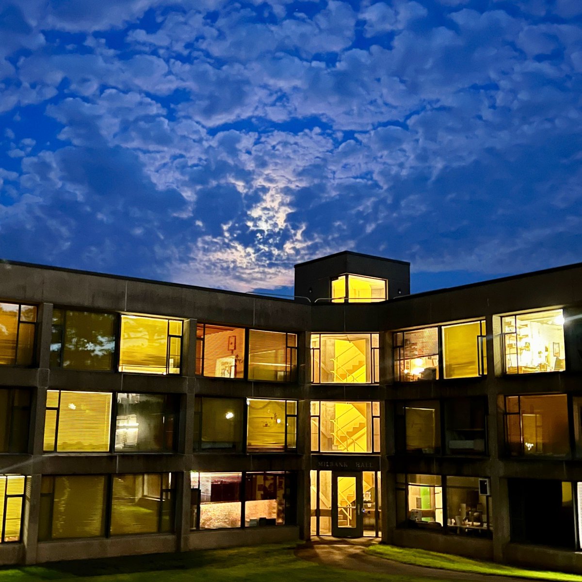 Pretty night sky over Milbank Residence Hall. (Photo by Eliza Pendergast '24) #OurBeautifulCampus