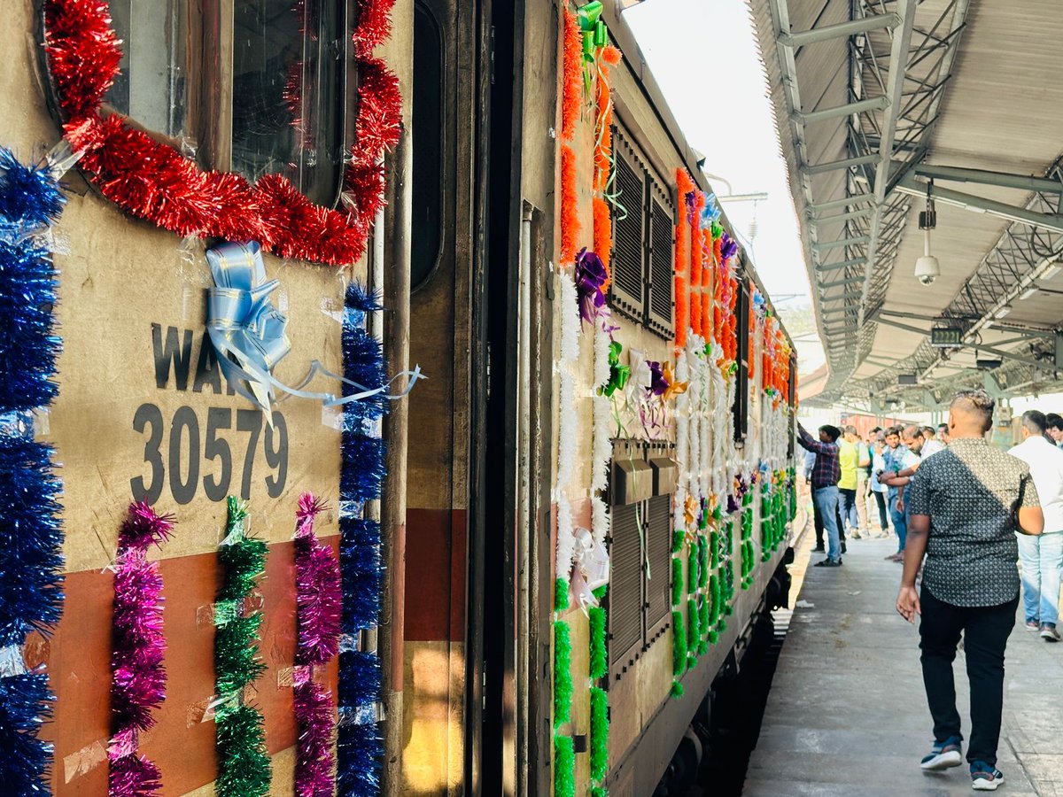 RailFanatic's tweet photo. 5th Anniversary of 22221/2 CR #rajdhani express . 5 years of glorious service of India's Push Pull Rajdhani express
๐ธ @KeshavSaxena21 #RFI #RFOI #Rajdhani #cr #mumbai #share #anniversary (1/2) https://t.co/AiLrk3fgZv