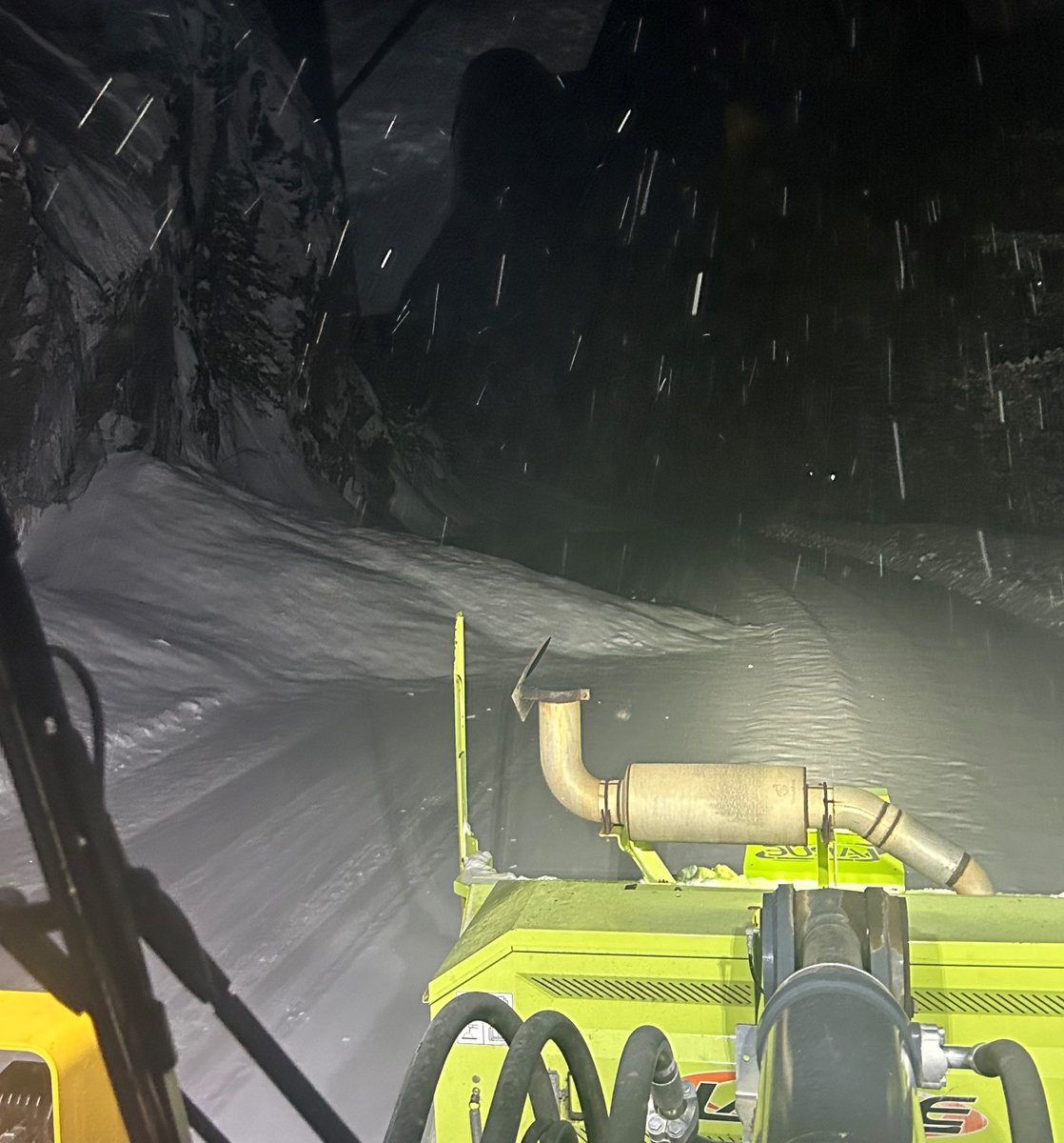 Here is your morning updated:
➡️Avalanche control done @ 4:30 a.m.
➡️Chains required except AWD/4WD
➡️Snow transitions to freezing rain
➡️US 12 White Pass closed due to avalanche danger 
➡️Several slides along US 12 &amp; conditions need to improve B4 crews can go in for clean up.