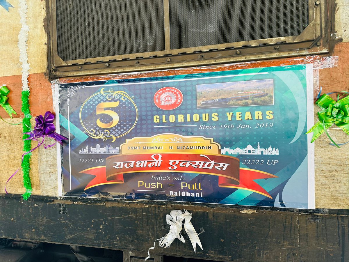 RailFanatic's tweet photo. 5th Anniversary of 22221/2 CR #rajdhani express . 5 years of glorious service of India's Push Pull Rajdhani express
๐ธ @KeshavSaxena21 #RFI #RFOI #Rajdhani #cr #mumbai #share #anniversary (1/2) https://t.co/AiLrk3fgZv