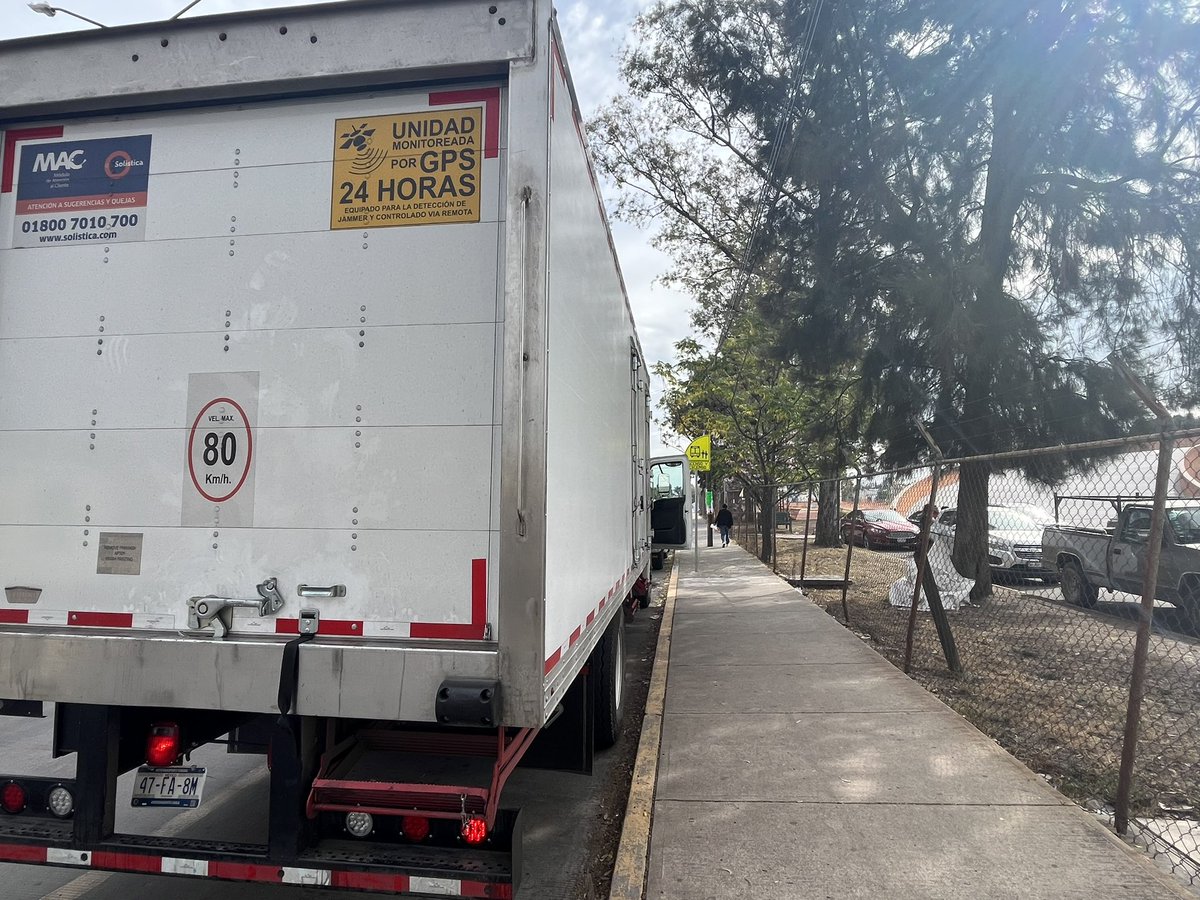 BereCastRom's tweet photo. Afuera de oficinas de presidencia @GobSalamanca estacionando justo en las paradas de transporte público, llegan más a estacionarse y la patrulla d seguridad vial sólo pasa de largo @SoldeSalamanca https://t.co/dSuDPeHe1o