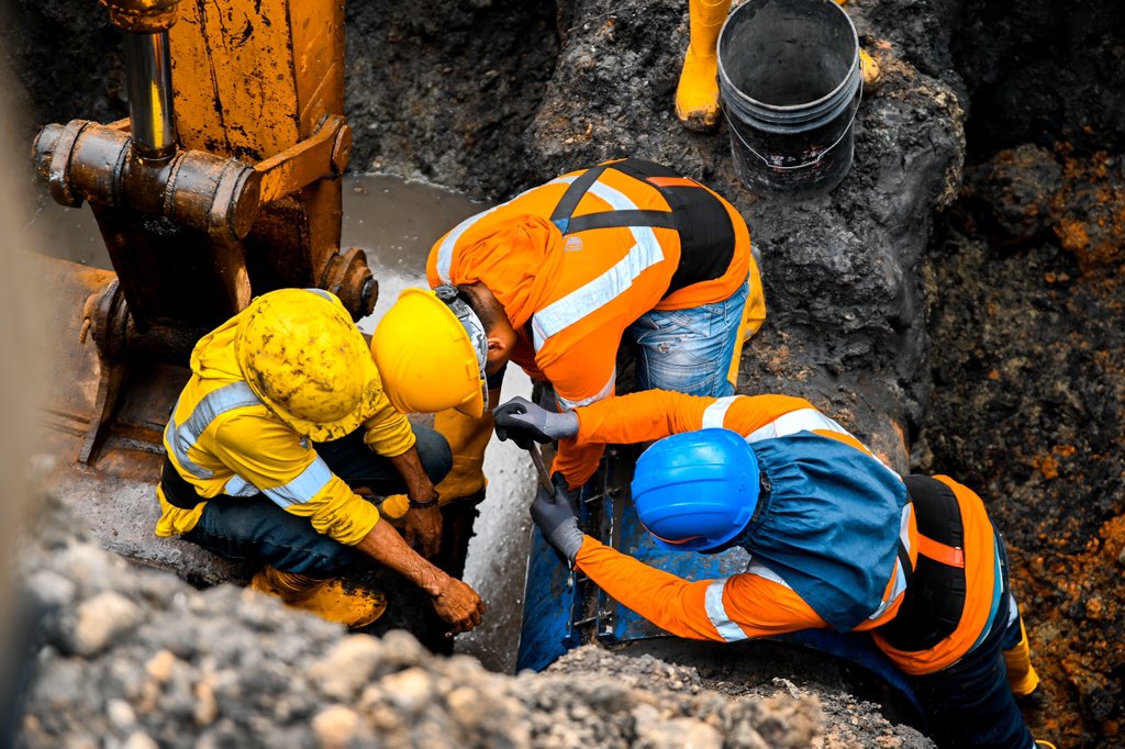 CHONILLOec's tweet photo. Uno de los grandes desafíos que enfrentamos para mejorar el servicio de agua, pasa por corregir todas las fugas que presentan los acueductos. 

Luego de inspecciones técnicas en el acueducto de 800mm, identificamos 8 fugas, 6 de ellas en La Herradura y 2 en Peñón del Río.

La buena noticia es que ya hemos iniciado las correcciones que no solo evitarán pérdidas, sino que también mejoran la presión y velocidad de llenado de reservorios.

Estamos abordando problemas históricos, avanzando paso a paso a pesar de las limitaciones financieras. 

¡Seguimos!
