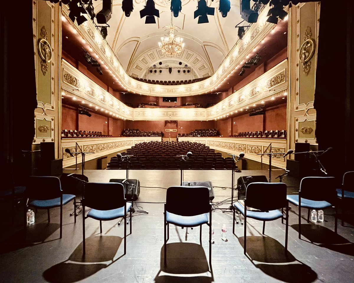 After several trials and tribulations on our way, including a flat tire and unexpected support from a tractor driver, we find ourselves in this little chocolate box of a theatre. 🤗

Amberg, we made it!!! 🤩