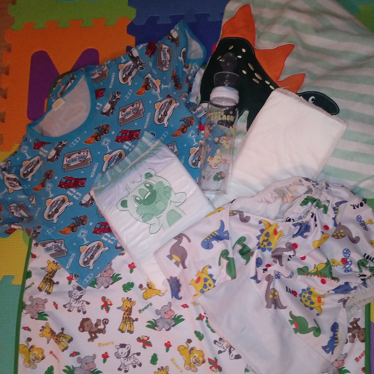 BouhWolfABDL's tweet photo. Ce week-end s'annonce calme et reposent pour mon bébé @benoitABDL  🥰 et pas très propre ce week-end aussi 🤭 https://t.co/QBEMd9qb8g