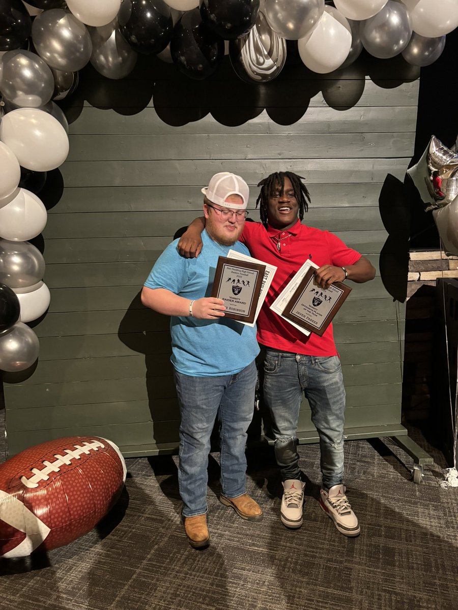 Blessed to receive the Offensive Player of the year award. Truly thankful for my OL to make all this possible.🙏🏾🖤 <a href="/BJacobsonFBall/">RaiderNationEPHS</a> <a href="/EPHSRecruiting/">EPHSRecruitsFB</a> <a href="/cjhirsch4/">Chris Hirschfield</a> <a href="/small_terrell/">Coach Small</a> <a href="/coach_norv/">Norval McKenzie</a> <a href="/BALLERSCHOICE1/">BALLERS CHOICE LLC</a> <a href="/NwGaFootball/">NwGa Football</a>